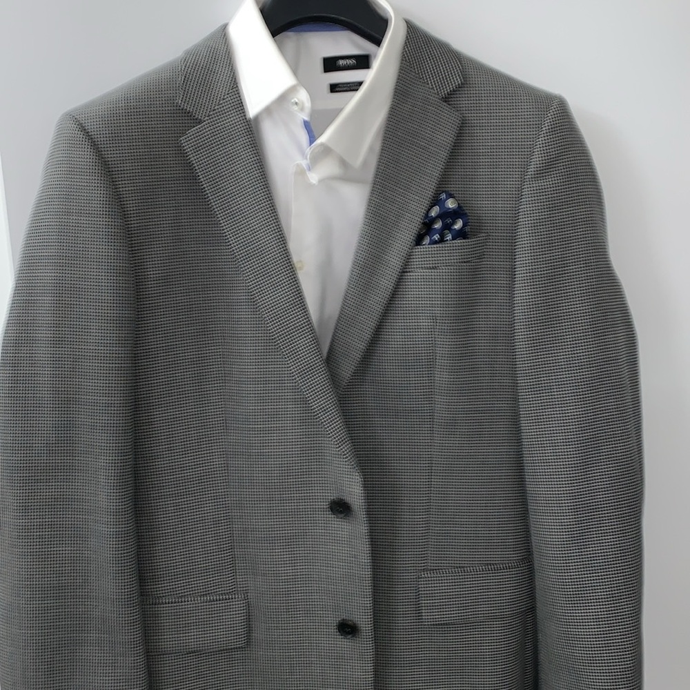 Hugo Boss Halsey2 size 42L US. 58% Wool, 32% Cotton. EUC